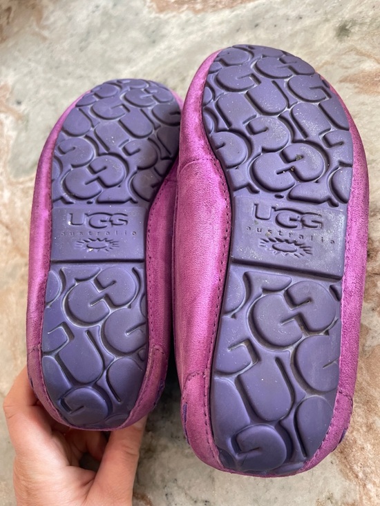 UGG Slippers - Picture 5 of 6
